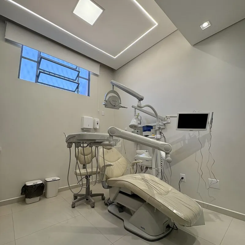 Cadeira odontológica e monitor no consultório